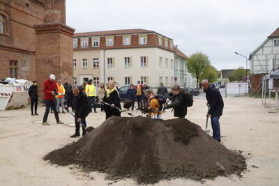 Foto zu Meldung: Erster Spatenstich für den zweiten Bauabschnitt im Kultur|Kloster|Kyritz