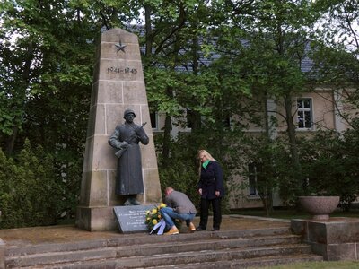 Kranzniederlegung zum Gedenken an die Beendigung des Zweiten Weltkrieges am 8. Mai