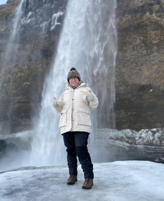 Frau Fischer vor einem Wasserfall in Island