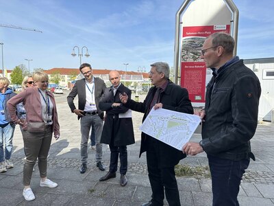 Bürgermeister Dr. Oliver Hermann informierte über die Planungen für die Neugestaltung des Bahnhofsumfeldes I Foto: Martin Ferch (Bild vergrößern)