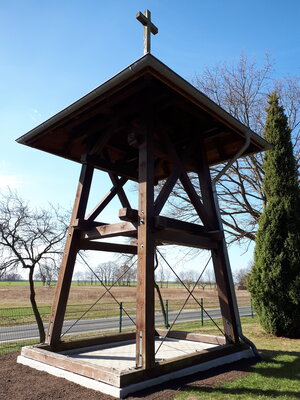 Rolandstadt Perleberg | Bereits im Jahr 2021 wurde der Glockenstuhl auf dem Gelände des Friedhofes errichtet.