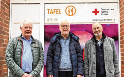 Freuen sich über eine erfolgreiche Spendenübergabe: (v.l.) Wulf Eberhardt (Stiftung), Reinhard Kleensang (Tafel) und Wolfgang Schröder (Stiftung). Foto: Jette Nörskau