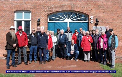 Das Foto zeigt die Teilnehmer der Exkursion des Vereins Overledinger Ge-schichte vor dem Eingang zum Moor- und Fehnmuseum Elisabethfehn. (Bild vergrößern)