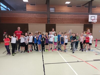 Tennisclub Renchen trainiert mit Grundschulkindern