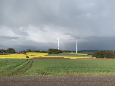 Blick vom Weg Friedrichsgrün-Schönau Richtung Osten, rechts unten Baustelle des Standorts der neuen Windenergieanlage (Bild vergrößern)