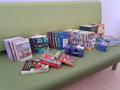 Tolle Bücherspende für die Schulbibliothek – Danke, Familie Rückborn! (Bild vergrößern)