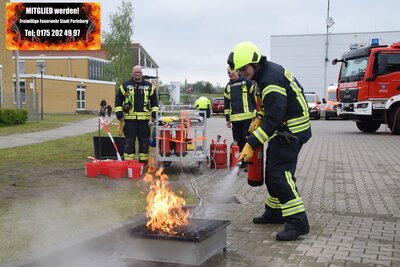 Foto zur Meldung: Freiwillige Feuerwehr Stadt Perleberg präsentiert sich bei 20 Jahre Kreiskrankenhaus Prignitz