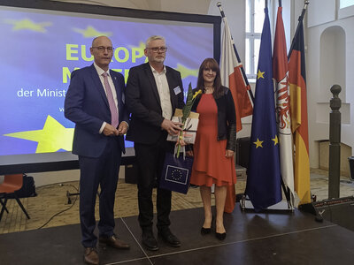 Schulleiter Ronny Viererbe erhielt für die Rochowschule die Europaurkunde aus den Händen von Katrin Lange. Dr. Ronald Thiel gratulierte als einer der ersten. Foto: Privat.
