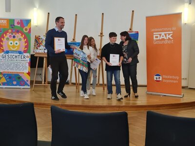 Foto zur Meldung: Schülerinnen und Schüler der 6c gewinnen Sonderpreis bei Kunstwettbewerb