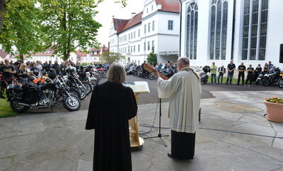 Mit kirchlichem Segen startet die Motorradsaison (Bild vergrößern)