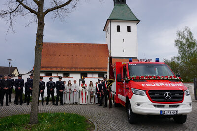 Das neue Tragkraftspritzenfahrzeug der Freiwilligen Feuerwehr Seuversholz erhielt am Dorfplatz von Pfarrer Arnold Manuk den kirchlichen Segen. (Bild vergrößern)