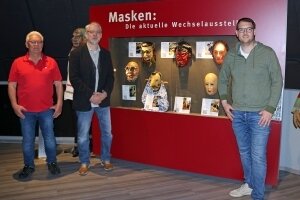 Maskenschnitzer Thomas Hahn, Chris Centner und Stephan Strauss  vor der neuen Ausstellung
