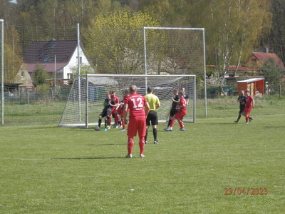Zuletzt konnten sich die Wariner (rot) vor dem gegnerischen Tor, wie hier im Auswärtspiel gegen den SV Dabel nur wenige echte Torchancen erspielen.