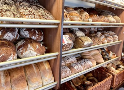 Stadt Perleberg | Zum Wochenmarkt ist die Bäckerei Erfert mit frischem Brot, Brötchen und Kuchen auf dem Marktplatz.