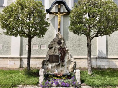 Der Gedenkstein für die gefallenen und vermissten Soldaten im Friedhof von Ernsgaden.