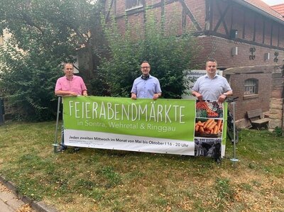 (von links) Bürgermeister Timo Friedrich, Thomas Eckhardt und Mario Hartmann laden herzlich zu den Feierabendmärkten ein