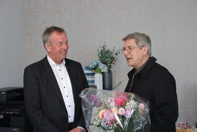 Dr. Oliver Hermann (re.) gratuliert Dr. Jürgen Lehner (li.) zur Neueröffnung. | Foto: Franziska Lenz (Bild vergrößern)