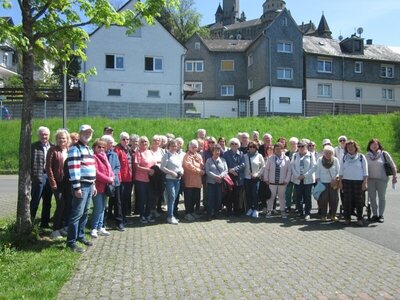 Gruppenbild der Teilnehmer*innen an der Städtetour nach Herborn und Braunfels am 3. Mai 2023. Foto: Stadt Maintal