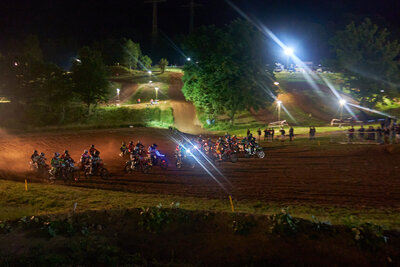 Motocross, Feuerwerk und Renndisco: Flutlicht Motocross Aufenau (Bild vergrößern)