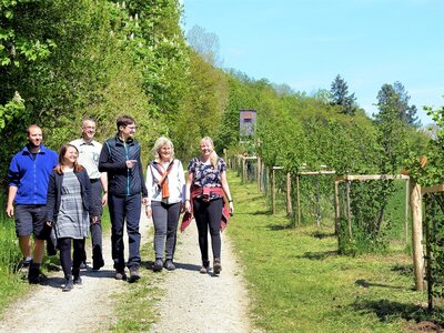 Vorschaubild der Meldung: Naschen, informieren und wandern: „Essbarer Wanderweg“ in Haunetal eingeweiht