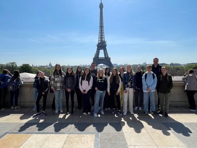 Die Austauschgruppe des WHG vor dem Eiffelturm in Paris