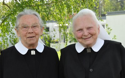 Schwester Hanna Schmidt (links) und Schwester Liselotte Haushahn blicken dankbar auf 65 Jahre bewegtes Leben seit ihrem Eintritt ins Mutterhaus der Diakonissen Puschendorf zurück.