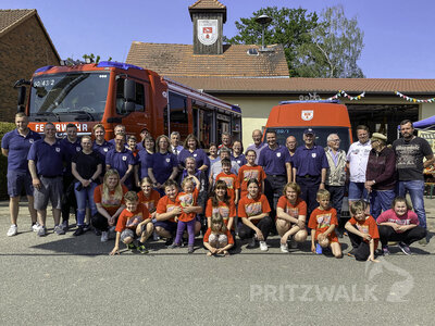 Zur Erinnerung nahmen die Falkenhagener Feuerwehrmitglieder ein Gruppenbild am Gerätehaus auf. Foto: Inka Petkov