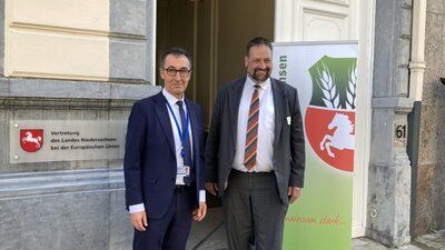 Vor Ort in Brüssel: Landvolkpräsident Dr. Holger Hennies begrüßt Bundeslandwirtschaftsminister Cem Özdemir (links).Foto: Landvolk Niedersachsen