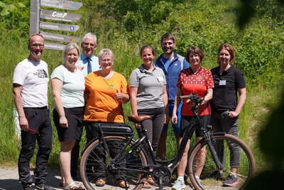 Radeln fürs Klima : Die Veranstalter des Nationalparks Kellerwald-Edersee, des Landkreises Waldeck-Frankenberg und der Nationalparkgemeinde Vöhl werben mit dem Auftaktevent zum STADTRADELN sowie dem Nationalparkfest am UNESCO-Welterbetag für eine klimafreundliche, zukunftsfähige Mobilität, die zum Schutz der einzigartigen Natur in der Region beitragen kann. Bildautor: Nationalpark Kellerwald-Edersee (Bild vergrößern)