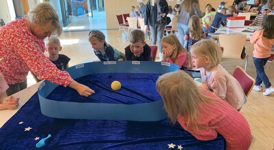 Kita Farbenspiel: Kindergartenkinder besuchen Weltraumteleskop-Ausstellung im Lüderhaus