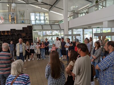 Präsentation des Audioguides von Jugendlichen für Jugendlichen vor Eltern, Fördergesellschaft und Bürgermeister Lars Obermann, Foto Peggy Pauli (Bild vergr&ouml;&szlig;ern)