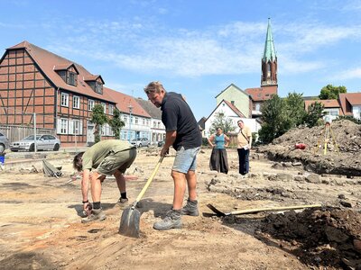 Im Vorfeld der von einer Baugemeinschaft geplanten Baugruppe in der Burgstraße finden derzeit archäologische Untersuchungen auf dem Gelände statt I Foto: Martin Ferch (Bild vergrößern)