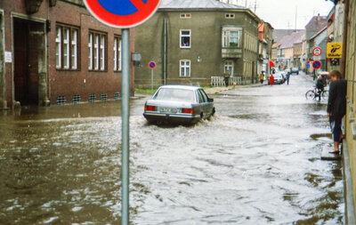In der Straße Meyenburger Tor an der Tuchfabrik stand das Wasser fast kniehoch. Die Häuserzeile rechts wurde später abgerissen. Dort befindet sich heute der Parkplatz Dömnitzinsel. Foto: Peter Duchrau