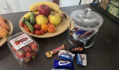 Schokolade und Obst in der Küche (Bild vergrößern)