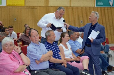 Enno von Essen stellt Jan Siegel seine Frage an die Kandidierenden. Foto: Andreas Staindl (Bild vergrößern)