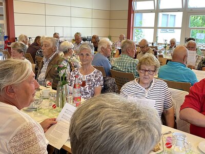 Seniorenfeier 2023 mit Uwe Schmid von der Polizei Freudenstadt und dem Einakter „Was ist den bloß mit Opa los? (Bild vergrößern)