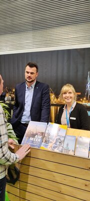 Landrat Tino Schomann und Regionalmanagerin Tina Lucka am gemeinsamen Messestand der Landkreise LUP und NWM auf der Grünen Woche 2023.