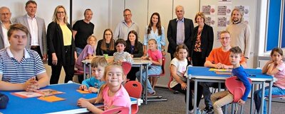 Die Schüler der Klasse 1b und der M10 freuen sich, das DiLab vorstellen und darin arbeiten zu dürfen; (v.l.) Franz Wittmann, Bürgermeister Josef Hasenöhrl, Stefanie Unter, Andreas Bauer, Roland Jäger, Evi Meisinger, Schulrat Geerd Budelmann, Johanna Biser und Dr. Christian Müller. −Fotos: Heisl