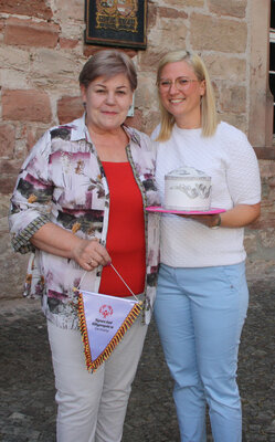 : Die Leiterin der kasachischen Delegation, Frau Lyubov Chervonnykh (l.), überreichte an Landrätin Nicole Rathgeber ein Gastgeschenk in Form einer Miniatur Jurte. Die Landrätin überreichte als Erinnerung an den Besuch in Deutschland einen Wimpel. (Bild vergrößern)