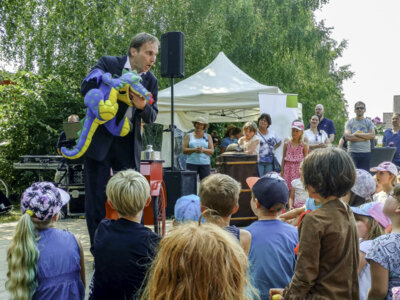 Der Künstler Do-miX unterhält die Besucherinnen und Besucher in Alt Krüssow mit professioneller Magie und humorvoller Bauchrednerei für Klein und Groß. Foto: Privat