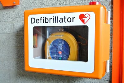 Wie bediene ich eigentlich einen Defibrillator? (Bild vergrößern)