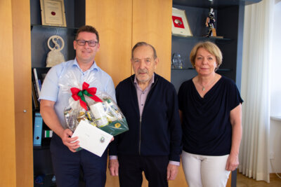Bürgermeister Fichtner und STandesamtsleiterin Heidi Brunner danken Hans Wemmers für seinen jahrelangen und gewissenhaften Einsatz an den Rentenberatungsterminen in Mainburg. (Bild vergrößern)