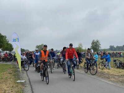 Die 26. Tour de OSL startete am 17. Juni mit mehr als 300 Radlern an den Biotürmen Lauchhammer (Bild: Landkreis OSL/Nora Bielitz) (Bild vergrößern)