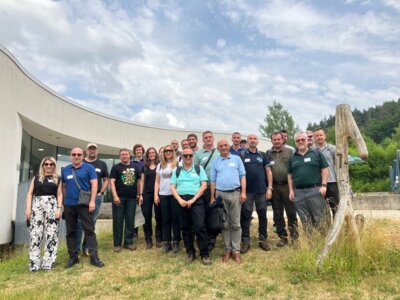 Bildunterschrift Delegationsbesuch Start im NationalparkZentrum Kellerwald: Nach der Vorstellung des Schutzgebiets durch Nationalparkleiter Manuel Schweiger, bricht die Delegation aus dem Westbalkan zur Exkursion auf. Bildautor: Nationalpark Kellerwald-Edersee (Bild vergrößern)