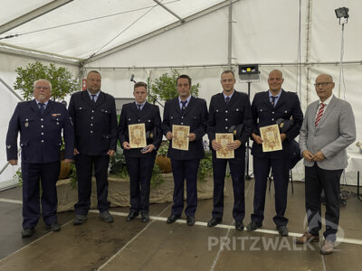 Vier Kameraden der Schönhagener Ortswehr wurden befördert. Foto: Inka Petkov