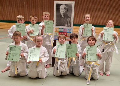 Die zehn stolzen Judokas mit ihrem Weiß-gelb-Gurt (Bild vergrößern)
