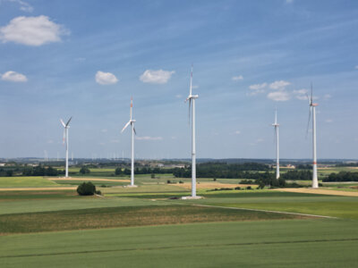 Die Gemeinde Pollenfeld weist neben dem bereits vorhandenem Windgebiet mit den fünf Windrädern zwei neue Konzentrationsflächen für Windkraftanlagen auf Gemeindegebiet aus. (Bild vergrößern)