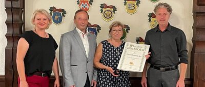 Silberne Ehrennadel für Friseurmeisterin Sabine Wechsung-Apel aus Jena (Bild vergrößern)