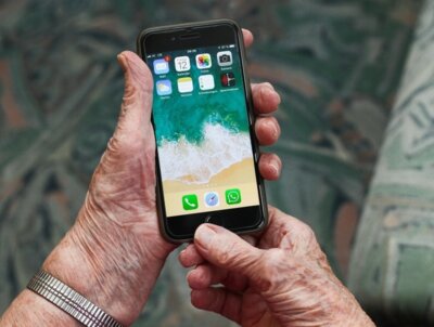 Den Umgang mit dem Smartphone können ältere Menschen im digitalen Seminar erlernen, das die Stadt Pritzwalk im Juli wieder anbietet. Foto: Pixabay