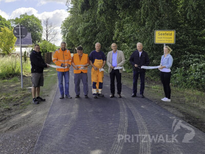 Mit einem Scherenschnitt eröffneten die Baubeteiligten am Mittwoch die neuen Wege. In Seefeld (im Bild) war auch Frank Rietschel (M.) vom Ortsbeirat dabei. Foto: Beate Vogel (Bild vergrößern)